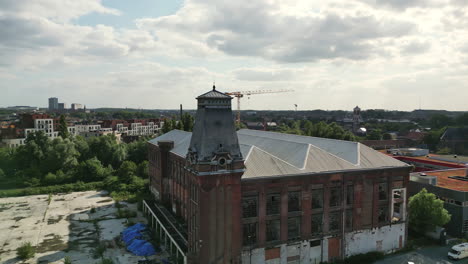 La-Antena-Circular-Del-Histórico-Edificio-Abandonado-Con-La-Torre-Del-Reloj-Revela-Gante-Al-Fondo