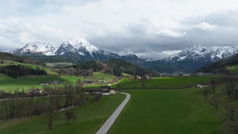 Vuelo-A-La-Montaña-De-Austria-Durante-El-Verano