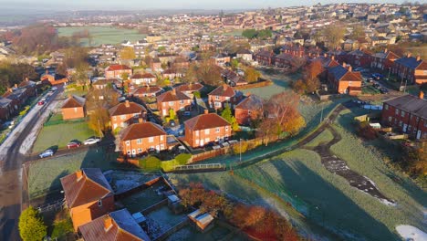 Die-Winteransicht-Aus-Der-Drohnenperspektive-Erfasst-Die-Typische-Britische-Städtische-Wohnsiedlung-Des-Dewsbury-Moore-Council-Estate-Mit-Reihenhäusern-Aus-Rotem-Backstein-Und-Dem-Industriellen-Yorkshire