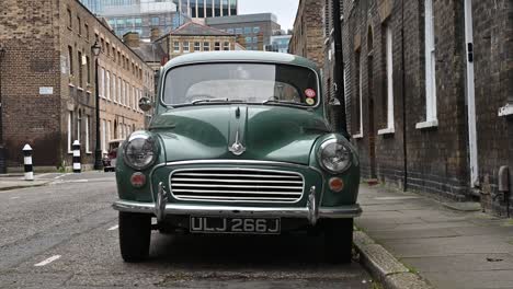 Green-Morris-Minor-En-El-Centro-De-Londres,-Reino-Unido