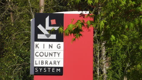 Ein-Strahlend-Sonniger-Tag-In-Der-Bibliothek-Am-Standort-White-Center-Im-Nicht-Rechtsfähigen-King-County,-Washington
