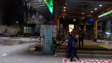 Turistas-Ofreciendo-Oraciones-En-El-Templo-Dentro-De-Las-Cuevas-De-Batu-En-Gombak,-Selangor,-Malasia