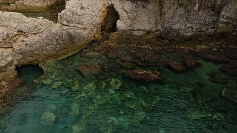 Cuevas-Submarinas-En-La-Costa-Rocosa-De-La-Isla-De-Kalamota,-Cerca-De-Dubrovnik,-Mar-Adriatico,-Croacia.