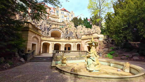 Estatua-En-Una-Fuente-De-Agua-Seca-En-Praga,-República-Checa-En-Proceso-De-Renovación
