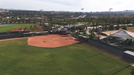 Toma-Panorámica-De-Una-Liga-Deportiva-Para-Adultos-Preparándose-Para-Un-Juego-De-Softbol.