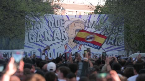 Eine-Große-Menge-Von-Real-Madrid-Fans-Hält-Ein-Großes-Banner-Mit-Der-Botschaft-„Wir-Müssen-Gewinnen“,-Während-Sie-Das-Champions-League-Fußballspiel-Zwischen-Den-Teams-Von-Real-Madrid-Und-Manchester-City-Besuchen