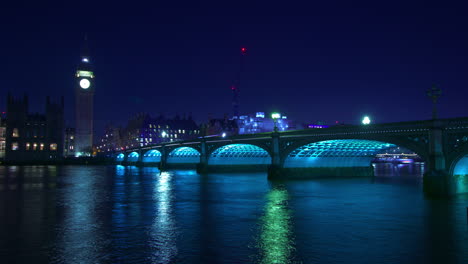 Night-time-time-lapse-of-Westminster-bridge-with-houses-of-Parliament-and-Big-Ben-in-the-background