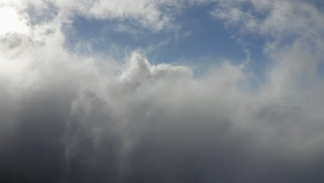 Explosión-De-Nubes-Moviéndose-Hacia-La-Lente-De-Un-Dron-En-Lo-Alto-Del-Aire-En-Un-Día-Soleado