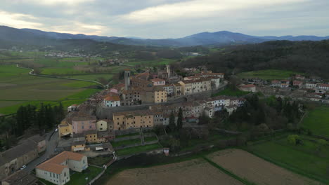 Luces-Y-Sombras:-Monterchi-En-La-Hora-Dorada-En-La-Provincia-De-Arezzo,-Italia.