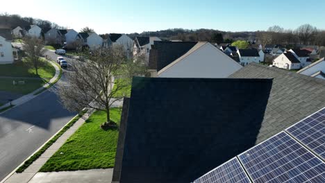 Sonnenkollektoren-Auf-Dem-Dach-Eines-Hauses-In-Einem-Amerikanischen-Wohngebiet-Bei-Sonnenuntergang