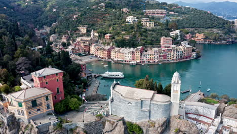 Kirche-San-Giorgio-Mit-Blick-Auf-Das-Touristische-Küstendorf-Portofino