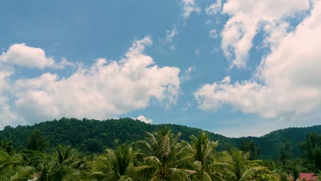 4K-Filmaufnahmen-Einer-Naturdrohnenaufnahme-Einer-Panorama-Luftaufnahme-Der-Wunderschönen-Strände-Und-Berge-Auf-Der-Insel-Koh-Lanta-In-Krabi,-Südthailand,-An-Einem-Sonnigen-Tag