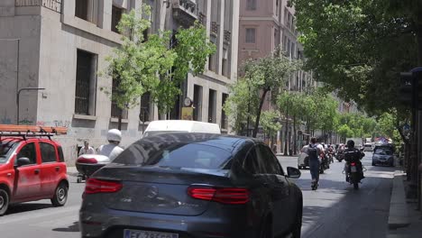 Ein-Autofahrer-In-Den-Straßen-Von-Palermo,-Italien