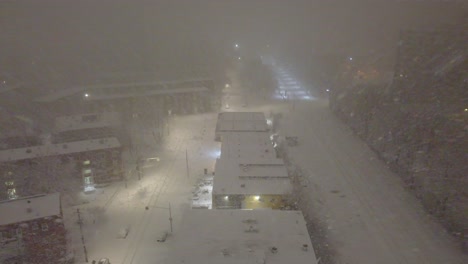 Schneesturm-Fegt-über-Die-Straßen-Von-Montreal-In-Der-Nacht,-Mit-Straßenlaternen-Schwach-Leuchtend,-Blick-Aus-Der-Vogelperspektive