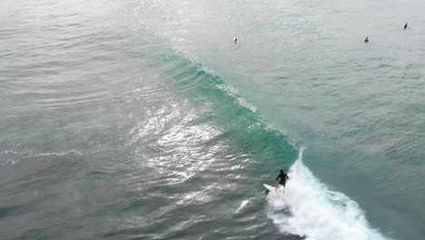 Drohnenaufnahme-Eines-Surfers,-Der-In-Sri-Lanka-Aus-Einer-Welle-Springt
