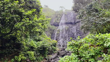 Faszinierender-Amboli-Wasserfall,-Umgeben-Von-Viel-Grün,-Konkan,-Maharashtra,-Indien,-4k