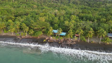 Abgelegene-Öko-Lodge-Am-Strand-Playa-Mecana-In-Der-Nähe-Von-Bahía-Solano-Im-Departement-Chocó-An-Der-Pazifikküste-Kolumbiens