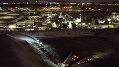 Schwere-Arbeit-In-Der-Nacht,-Große-Schneeräummaschine-In-Montreal,-Kanada