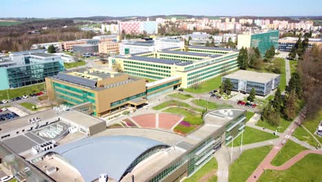 Vista-Aérea-De-La-Arquitectura-Moderna-En-La-Universidad-Técnica-VSB-De-Ostrava-En-La-República-Checa.