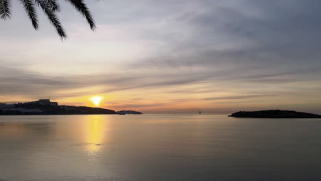 Bucht-Von-Ibiza---Sonnenuntergang-Seelandschaft-Ruhiges-Meer