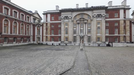 A-rotating-perspective-of-the-architecture-in-London,-specifically-the-courtyard-of-Greenwich's-Old-Naval-College