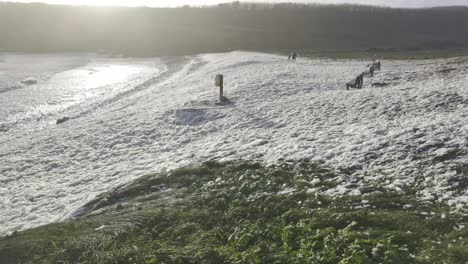 La-Espuma-Del-Mar-Explotando-La-Playa-De-Cala-Kilmurrin-Costa-De-Cobre-Waterford-Irlanda