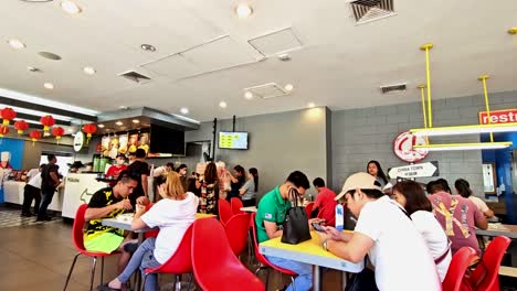 Una-Escena-Dentro-De-Un-Restaurante-De-Comida-Rápida-Con-Clientes-Ocupados