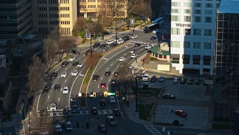 Autos-Fahren-Durch-Die-Peachtree-Road-Entlang-Der-Hochhäuser-In-Atlanta,-Georgia,-USA