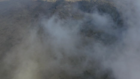 Vista-De-Drones-De-Nubes-Blancas-Que-Revelan-Las-Laderas-Del-Volcán-Haleakala-En-Maui,-Hawai