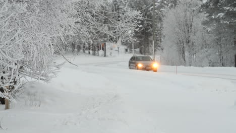 Conducción-De-Automóviles-En-Carreteras-Cubiertas-De-Nieve-En-Invierno-Paisaje-De-Laponia-Slomo