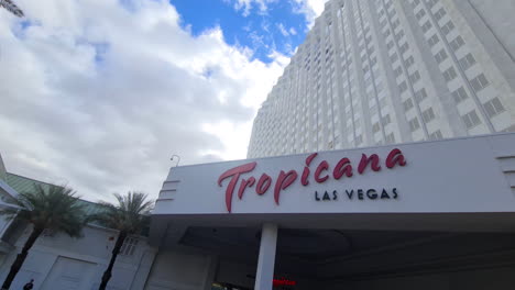 Tropicana-Hotel-Casino-on-Las-Vegas-Strip-Day-Before-Closing-and-Demolition,-Entrance-and-Exterior-Panorama