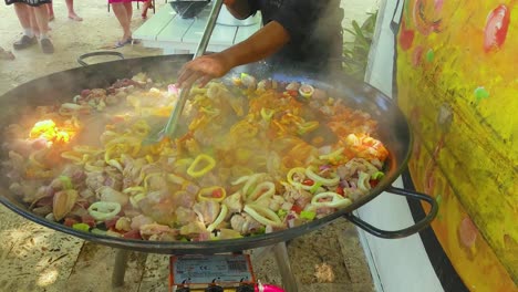 Koch-Rührt-Tomaten,-Fisch,-Garnelen-Und-Muscheln-In-Papaya-Im-Beeindruckenden-Resort-Und-Spa,-Punta-Cana,-Dominikanische-Republik