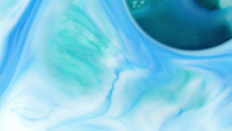 Flüssige-Kunst,-Sprudelnde-Blaue-Tinte,-Visuelles-Ozeankonzept,-Weißer-Hintergrund