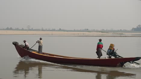 Un-Pequeño-Barco-En-El-Río-Irrawaddy-En-Myanmar.