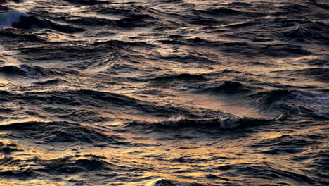 Sonnenbeschienene-Wellen-Des-Ozeans-Bei-Sonnenuntergang