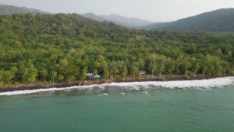 Luftaufnahme-Des-Abgelegenen-Strandes-Playa-Mecana-Und-Des-üppigen-Dschungels-In-Der-Nähe-Von-Bahía-Solano-Im-Departement-Chocó-An-Der-Pazifikküste-Kolumbiens