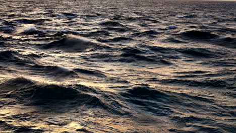 Meeresbewegung,-Beeinflusst-Durch-Wind,-Gezeiten,-Strömung-Und-Erdrotation