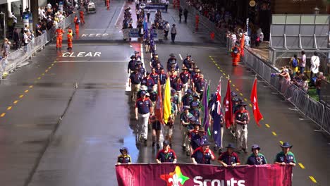 Scouts-Queensland-Participa-Con-Orgullo-En-El-Desfile-Del-Día-De-Anzac,-Honrando-Los-Sacrificios-De-Los-Veteranos-Y-Mostrando-Su-Compromiso-Con-El-Servicio-Comunitario.