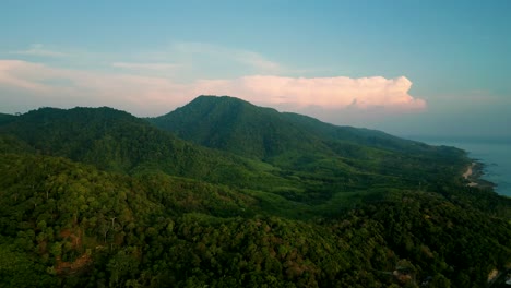 4K-Filmaufnahmen-Einer-Naturdrohnenaufnahme-Einer-Panorama-Luftaufnahme-Der-Wunderschönen-Strände-Und-Berge-Auf-Der-Insel-Koh-Lanta-In-Krabi,-Südthailand,-Bei-Sonnenuntergang