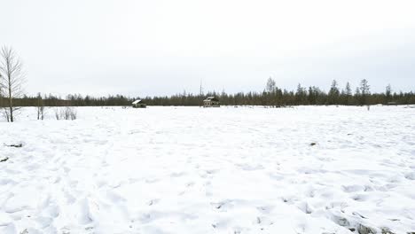 Ein-Verlassenes-Jakutisches-Dorf-Inmitten-Eines-Schneebedeckten-Feldes