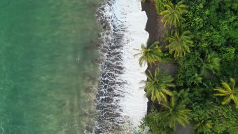 Wellen-Plätschern-Am-Strand-Playa-Mecana-Im-Departement-Chocó-An-Der-Pazifikküste-Kolumbiens