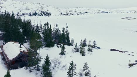 Chalet-Aislado-En-Montañas-Cubiertas-De-Nieve-En-Verran,-Indre-Fosen,-Noruega