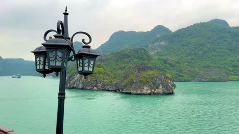 Altmodische-Lampen-Auf-Einem-Kreuzfahrtschiff,-Die-Kalksteinkarste-Der-Ha-Long-Bucht-Und-Der-Lan-Hay-Bay-In-Vietnam-Enthüllen