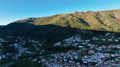 Sun-rises-over-remote-mountain-village-of-Manteigas,-Serra-da-Estrela