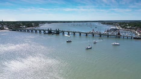 Eine-Drohnenaufnahme-Der-Bridge-Of-Lions-In-St.-Augustine,-Florida