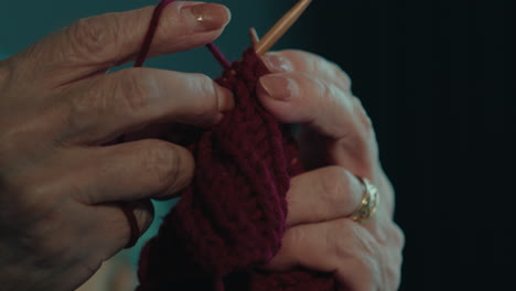 Cerca-De-Una-Anciana-Experta-Haciendo-Crochet-A-Mano-Para-Su-Nieto
