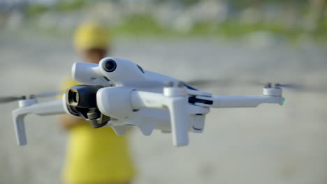 Junge-Fliegt-Eine-Drohne-Am-Strand
