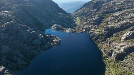 Wasserreservoir-Der-Lagune-Covão-Do-Meio-In-Der-Loriga-Schlucht,-Serra-Da-Estrela