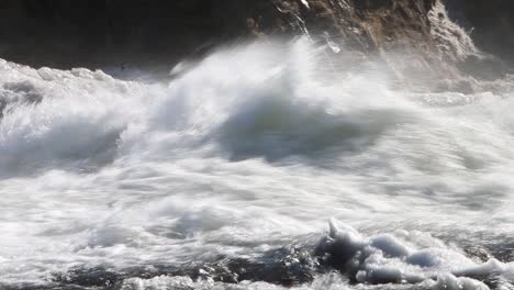 Gischt-Eines-Schnell-Fließenden-Flusses-Wird-Durch-Starken-Wind-Zurückgeblasen