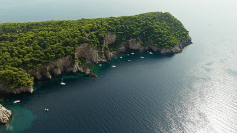 Vista-Aérea-De-Veleros-En-Las-Apartadas-Bahías-De-Kalamota,-Isla-Kolocep-Cerca-De-Dubrovnik,-Croacia.